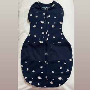*USED, LIKE NEW* Happiest Baby Sleepea Swaddle - Sz SMALL, Midnight Planets